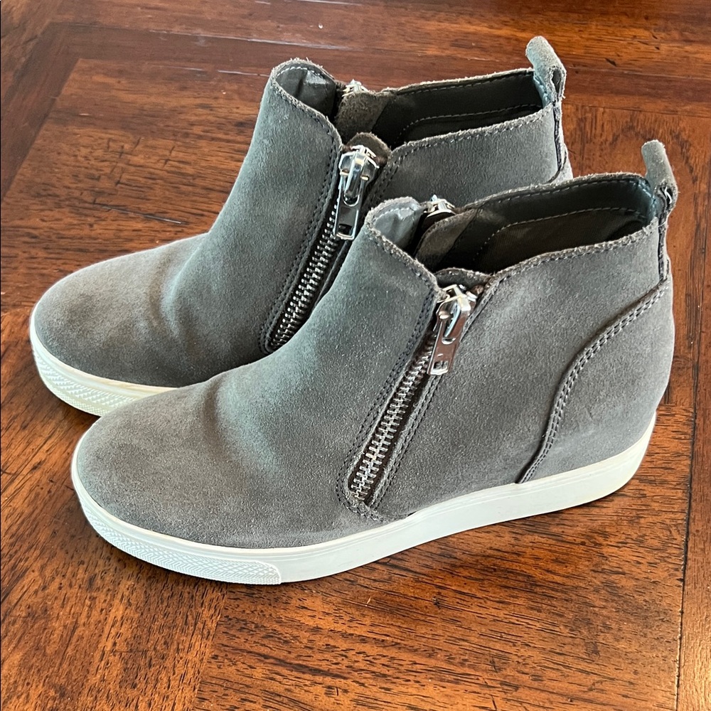 Steve Madden. Gray Suede Ankle Boots with Zippers
